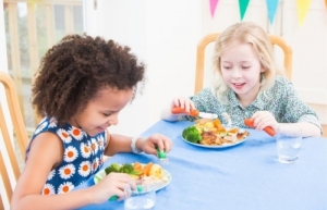 كيف تعلّمين طفلك استخدام الشوكة والسكين؟