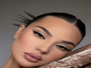 التركيز على البشرة الطبيعية أول خطوات مكياج 2025