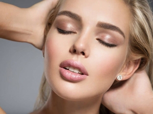 مكياج الشفاه الدائم يزيدك ثقة وراحة