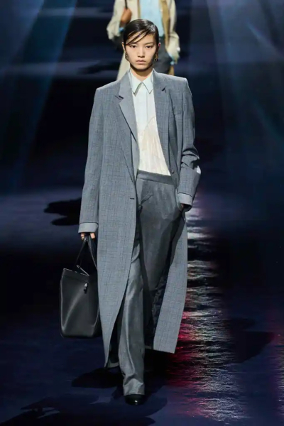 تظهرFendi مجموعتها لشتاء 2024 بإحساس تعبيري عن الذات