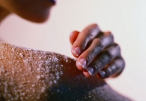 عليكي بخلطة الموز والسكر لتنعيم بشرتك