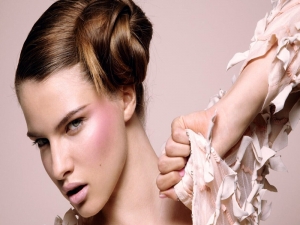 أحمر الخدود الوردي موضة صيف 2021