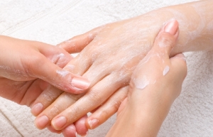 الغليسيرين والليمون ليدين ناعمتين