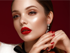 أقوى إطلالة لأنوثتك بلون أحمر شفاه برغندي صيفاً
