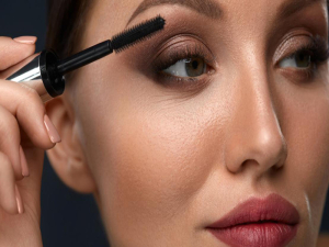 تكثيف الرموش بالماسكارا بخطوة مبتكرة