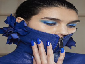 الكحلي الداكن أبرز ألوان مناكير شتاء 2026