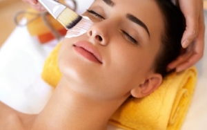 تخلصي من البقع الداكنة على وجهك طبيعياً