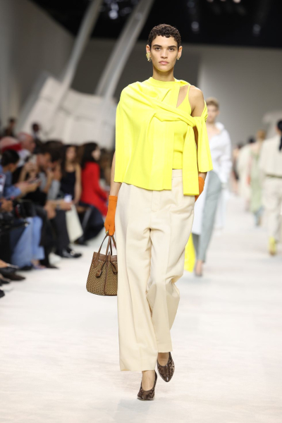 مجموعة Fendi تظهر بأناقة بسيطة لربيع وصيف 2024