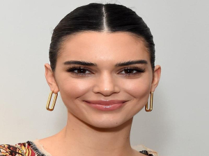 خدع كريم أساس لبشرة طبيعية ونقية