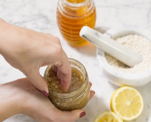 كريم العسل لخشونة وتشقق اليدين