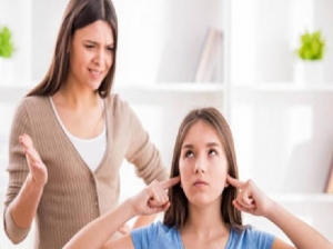ابنتي متمردة على أوامري كأم