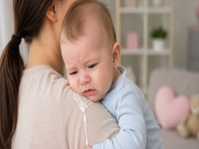 أسباب ارتجاع المريء عند الرضع وطرق علاجه