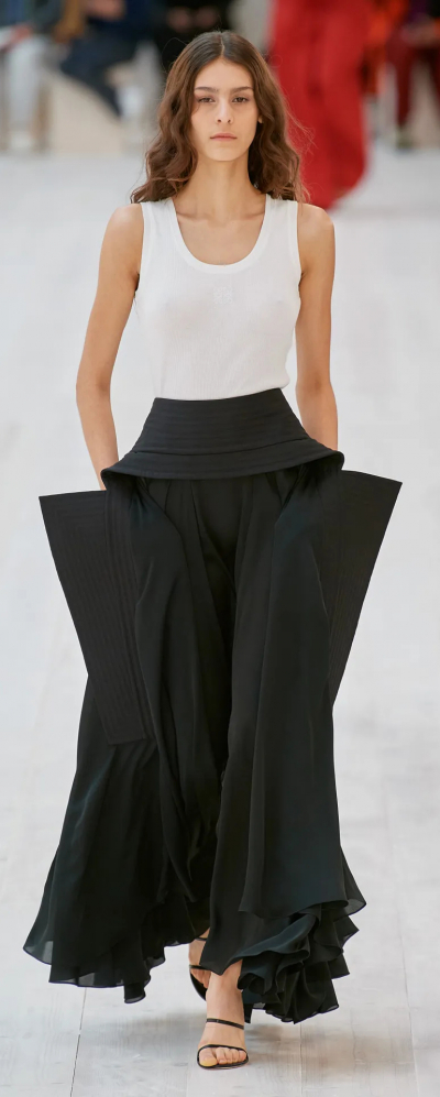 أزياء Loewe بعيدة عن الخطوط المستقيمة والضيقة