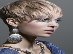 موضة الغرة الأمامية لقصات الشعر 2023