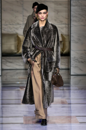 أزياء خريف Giorgio Armani تطل بالفراء الصناعي