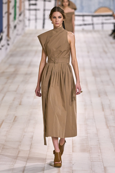 مجموعة Doir المتوهجة بالغموض لربيع وصيف 2024