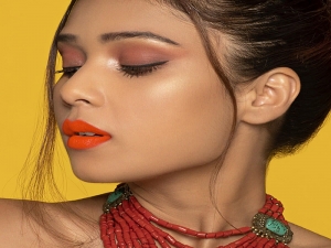 الروج البرتقالي لإطلالة متوهجة