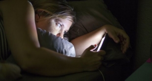 لهذه الأسباب...ضعي هاتفك خارج حجرة نومك