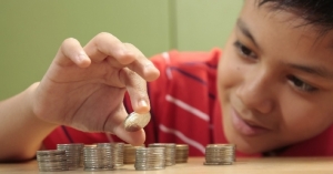 لماذا يجب أن نُعلم أبناءنا الإدخار؟