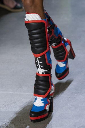 بالصور"البوت" بلمسات رياضية