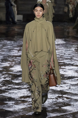 مجموعة خريف Doir 2023 تجمع بين الحرفية والتراث