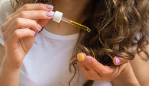 ماء البابونج لعلاج جفاف فروة الشعر بالشتاء