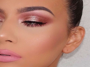 المكياج الوردي والفوشيا لظلال العيون والوجنتين والشفتين والأظافر