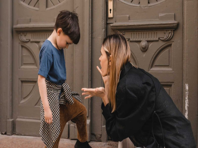 الأخطاء التربوية التي تضعف شخصية الطفل