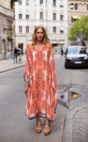 موضة القفطان.. أزياء مريحة ومشرقة صيفاً