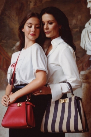 فندي تقدم أزياء الام وابنتها