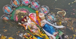 بالصور|ما السر وراء إغراق «الهندوس» للتماثيل في الماء؟