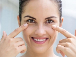 خلطة زيت الخروع وجوز الهند لتجاعيد العينين