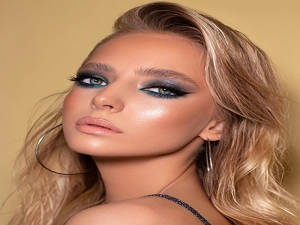 اختاري جليتر يلائم لون عيونك