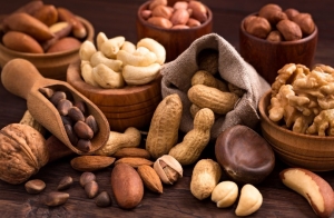 أنواع المكسرات ومحافظة النساء على تناولها