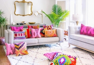 زينيي غرفة المعيشة بالوسائد الملونة