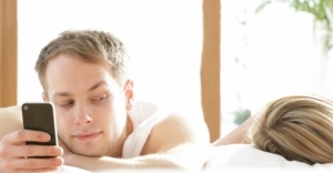 كيف تكتشفين أسرار زوجك؟